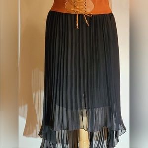 94. NWOT Black pleated high low skirt sz medium